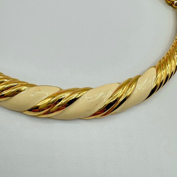 Vintage Monet Twisted Cream Enamel Pendant Choker Necklace Retro Signed 16” - Picture 11 of 13